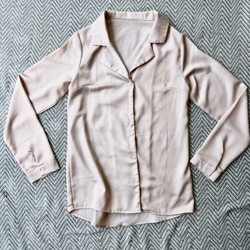 Silky feel off-white button up top | size small